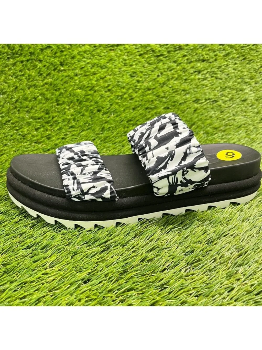 Sorel Roaming Two Strap Womens Size 9 White Black Beach Outdoor Slide Sandals